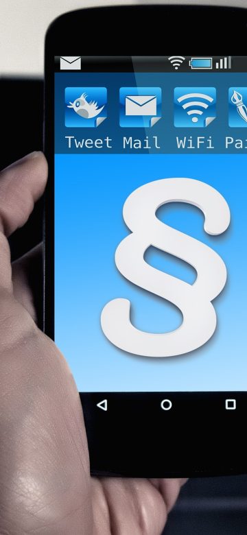搜索与结果列表界面截图，输入框内已键入关键词，下方列出多条匹配的剧集条目与年份信息
